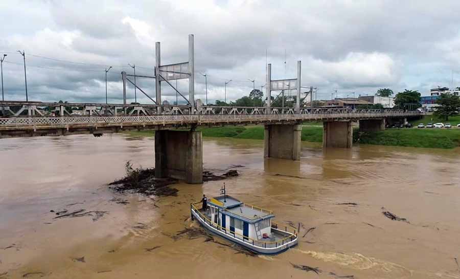 Com cheia do Rio Acre, balseiros se acumulam na Ponte Metálica e equipes do Deracre fazem limpeza na capital