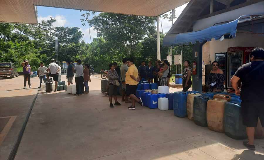 Em meio a protestos, peruanos lotam único posto de cidade no interior do Acre em busca de combustível