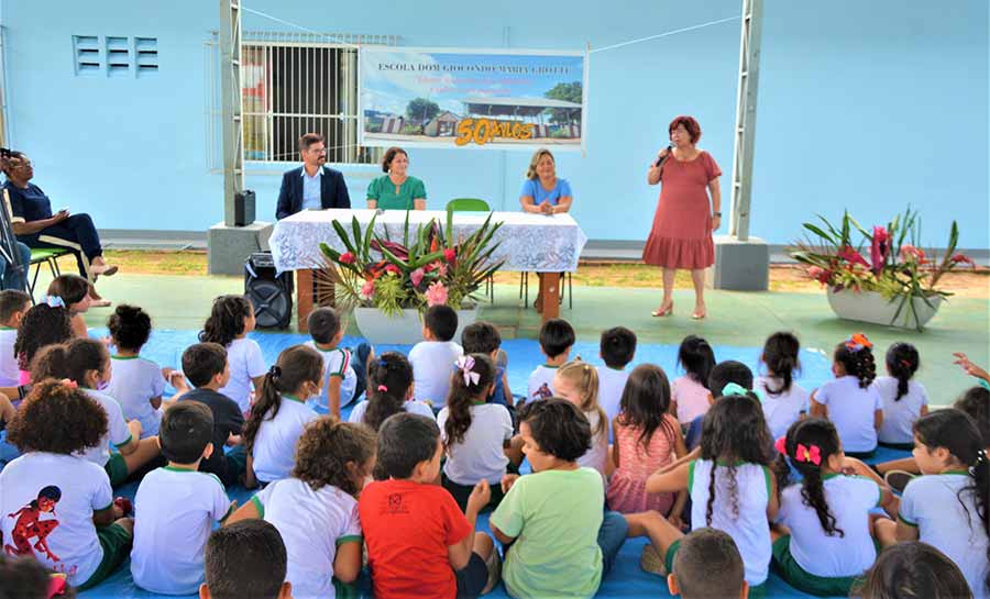 Prefeitura entrega placa em homenagem aos 50 anos da escola Dom Giocondo Maria Grotti