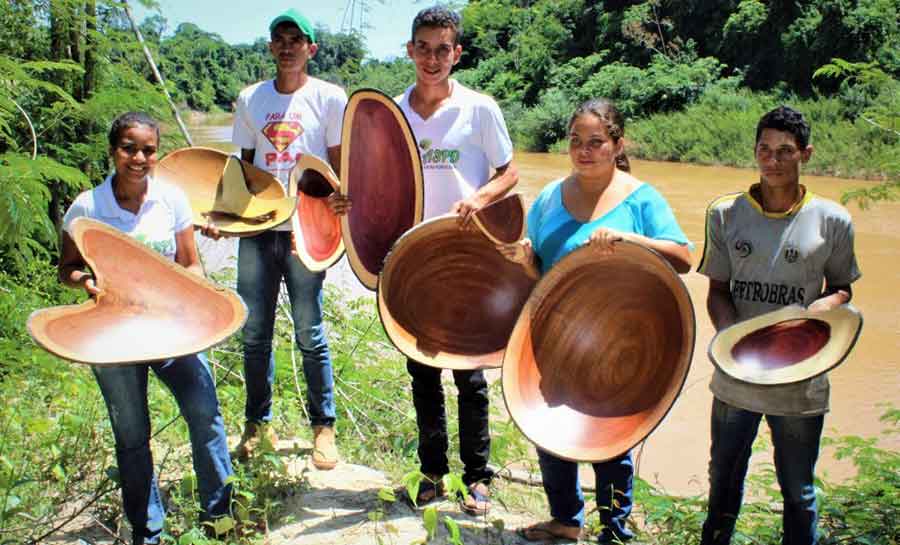 Governo e Senai qualificam novos artesãos para trabalhar com produção de gamelas