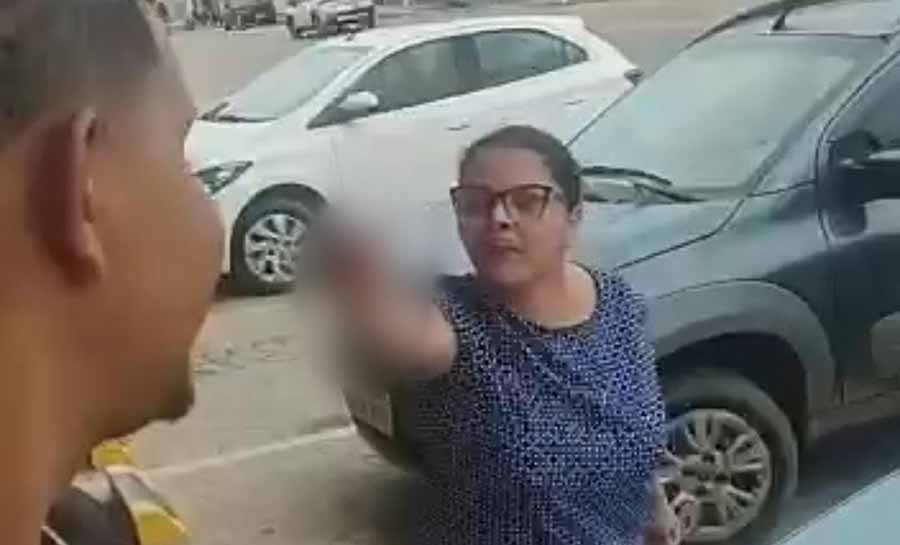 Mulher que fez ofensas racistas contra motoboy é internada em hospital psiquiátrico no Acre