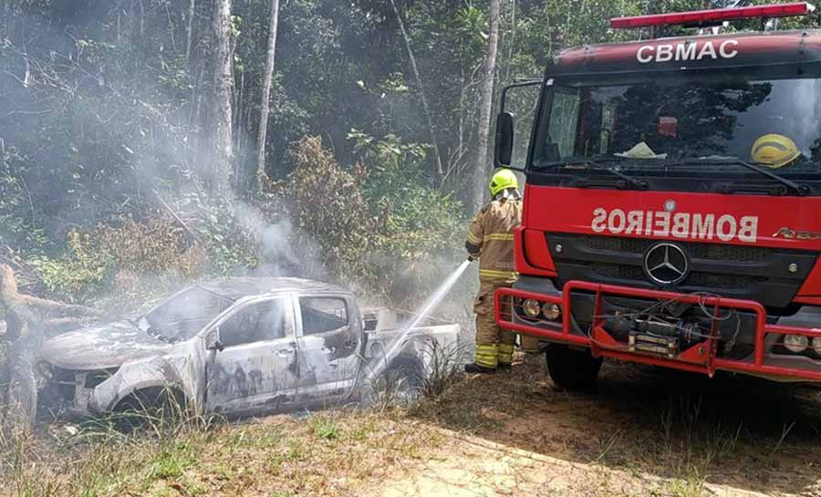 Após motorista perder controle e cair em vala, carro pega fogo em ramal no interior do Acre