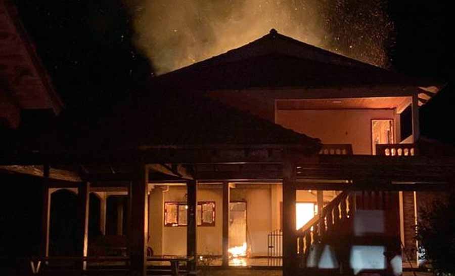 Fazenda de ex-deputado estadual é invadida e criminosos ateiam fogo em casa em Porto Acre