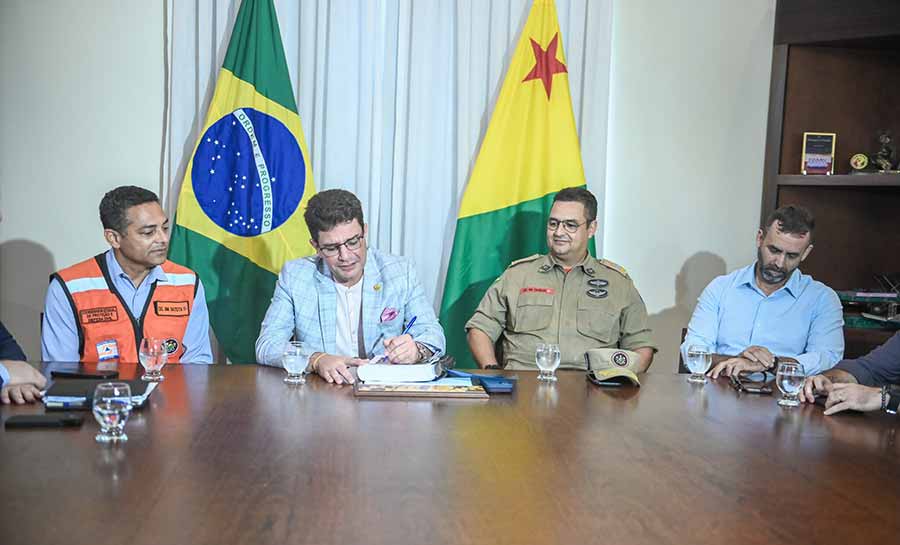 Governo assina plano de contingência para coordenar ações em caso de enchentes no Acre