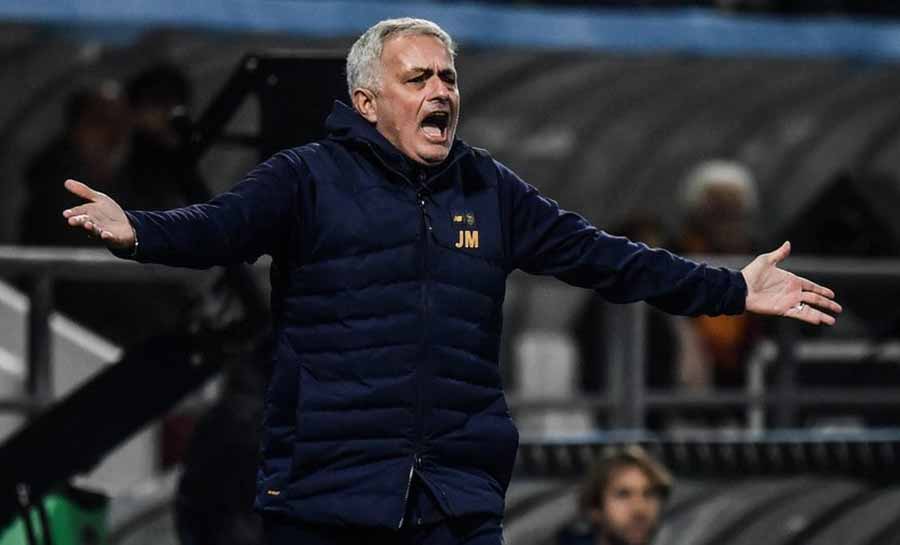 Mourinho é expulso e multado após ser xingado por árbitro