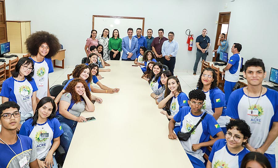 Abertura do ano letivo é marcada por entrega de 40 mil tablets, novo material didático e equipamentos de laboratório