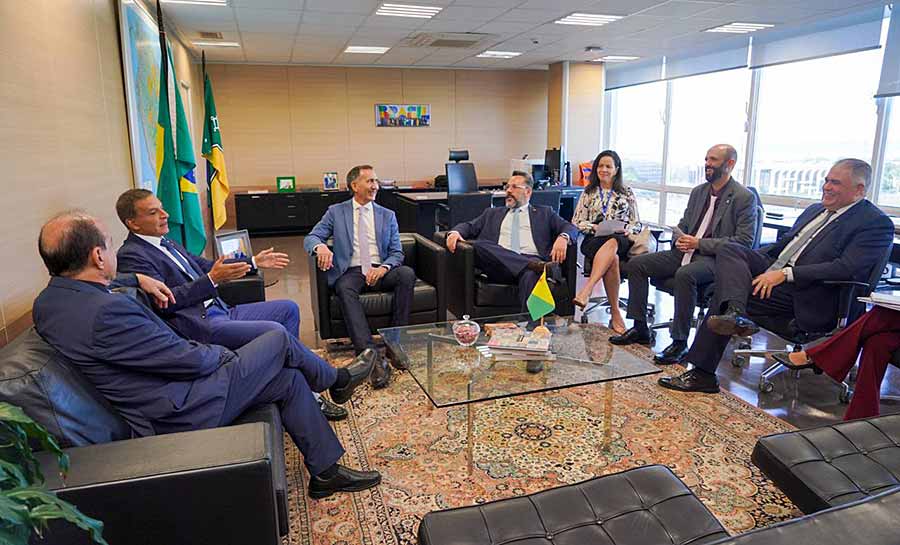 Senadores Alan Rick, Márcio Bittar e prefeito Tião Bocalom se reúnem com ministro Waldez Góes para tratar sobre o fim dos lixões no Acre