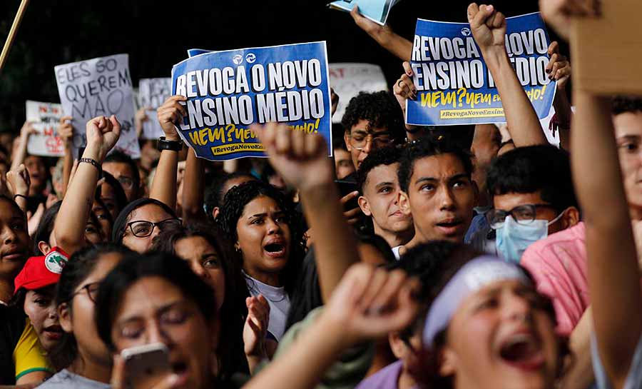 Estudantes fazem passeata pela revogação do novo ensino médio em SP