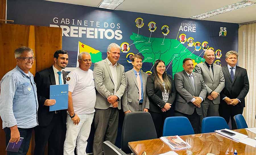 Em Brasília, Organização das Cooperativas do Acre e bancada federal debatem estratégias para o fortalecimento do setor