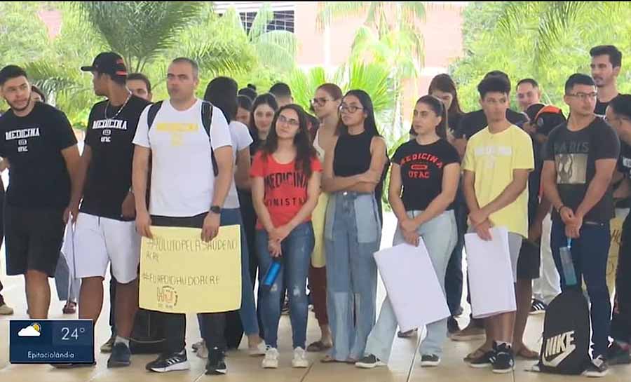 Em protesto, comunidade acadêmica volta a pedir construção de hospital universitário em Rio Branco