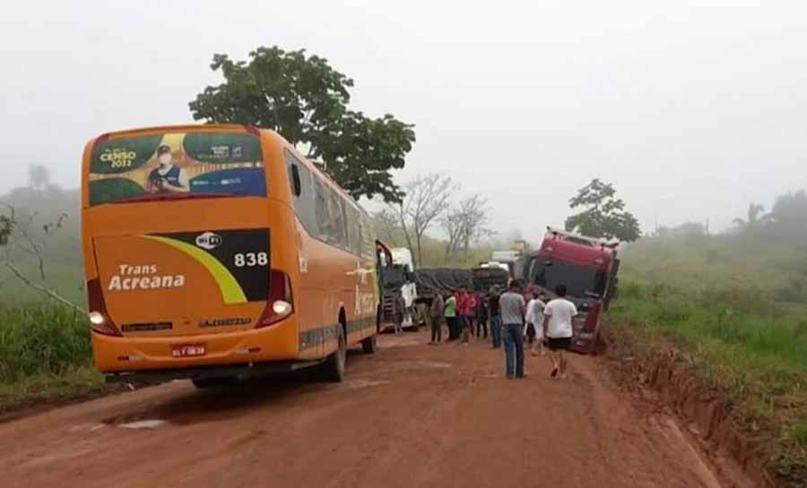 BR-364: carretas atolam na estrada e causam congestionamento no interior do Acre