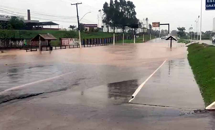 Enxurrada: em seis horas, chove mais de 100 milímetros em Rio Branco e ruas ficam alagadas