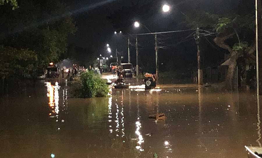 Rio Acre sobe quase cinco metros após forte chuva e ultrapassa cota de transbordo em Rio Branco