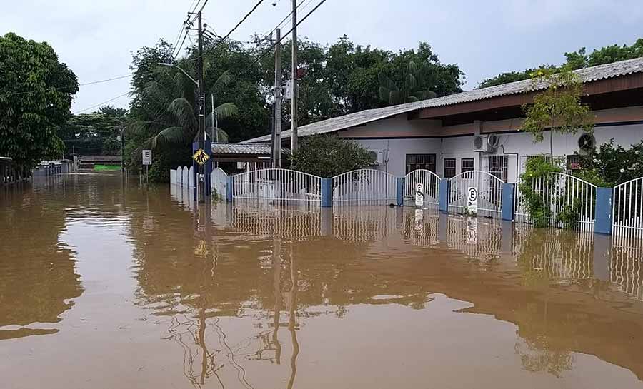 Educação suspende aulas em escolas públicas de Rio Branco após forte chuva que transbordou igarapés