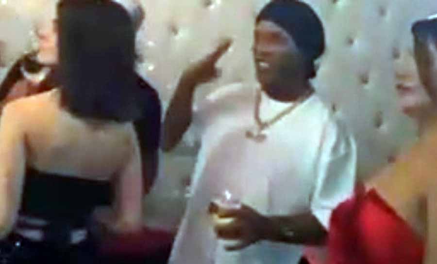 Ronaldinho celebra aniversário em boate com entrada de R$ 3 mil; veja