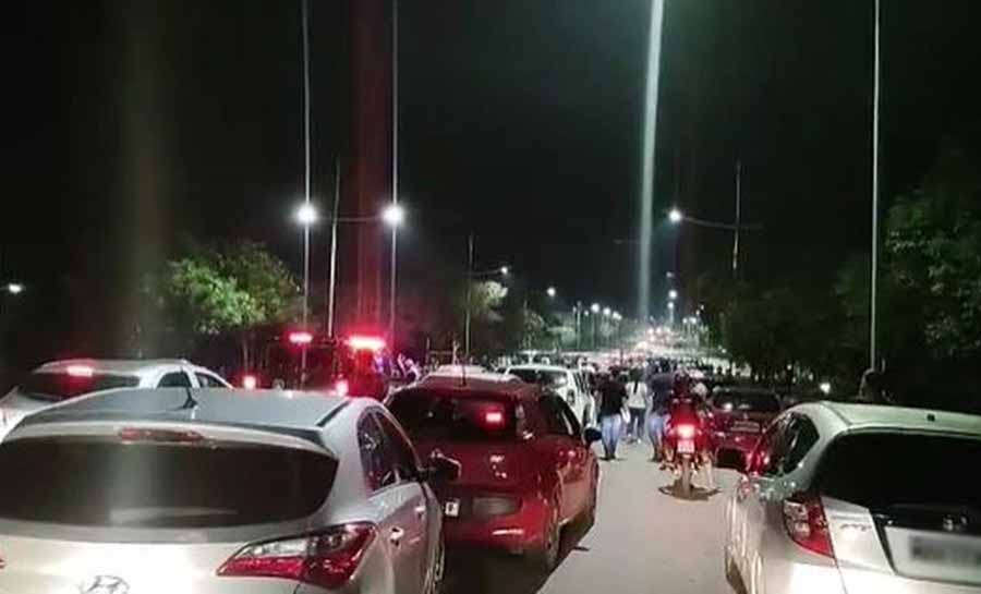 Motoristas enfrentam congestionamento em ponto alagado próximo à Ufac