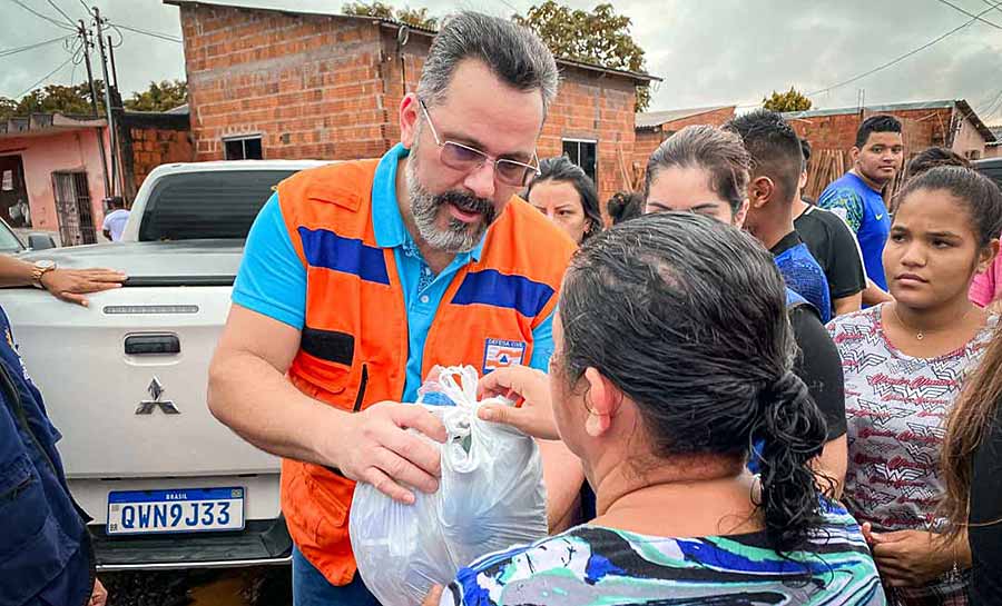 Senador Alan Rick entrega donativos as famílias atingidas pelas cheias