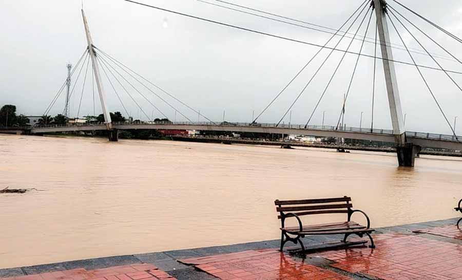 Inmet emite novo alerta laranja para chuvas intensas até segunda (27); Rio Acre passa dos 16,50 metros