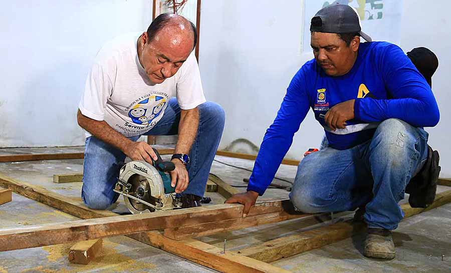 Prefeito de Rio Branco põe a mão na massa na construção de abrigos para os atingidos pela cheia do Rio Acre