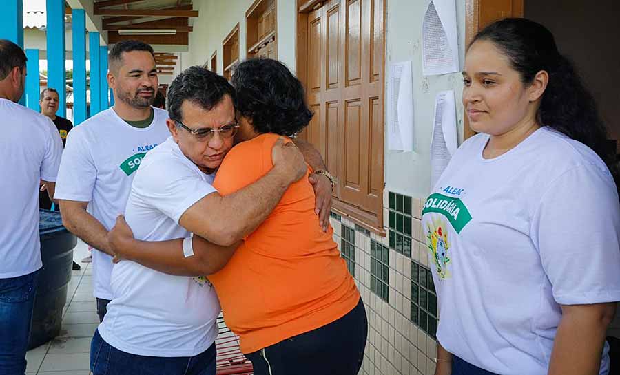 Deputados visitam abrigo da enchente adotado pela ALEAC