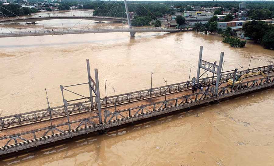 Governo avalia Ponte Juscelino Kubitschek em Rio Branco e mantém interdição total devido a cheia do rio