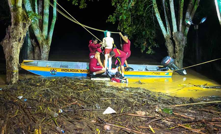 Imagem de São Sebastião é retirada pelo Corpo de Bombeiros de área alagada em Xapuri