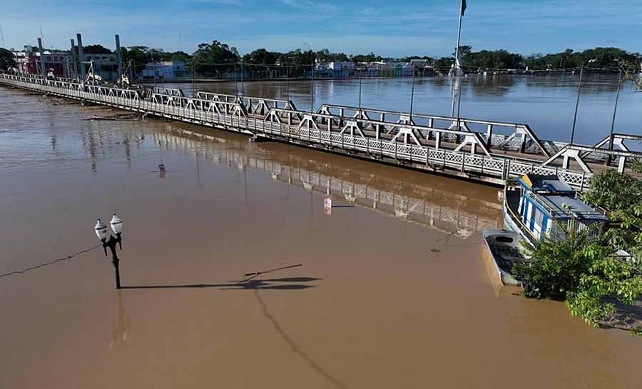 Equipes do Deracre retiram 200 toneladas de balseiros represados na Ponte Juscelino Kubitschek