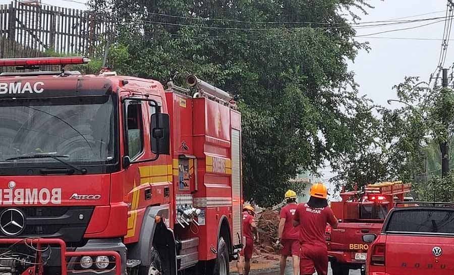 Forte chuva causa desbarrancamento e queda de árvores em Cruzeiro do Sul