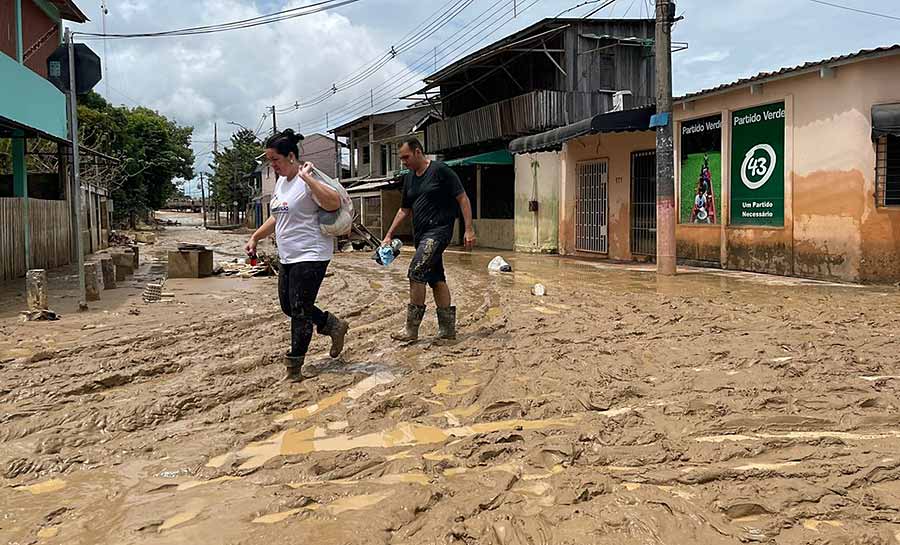 Com vazante do Rio Acre e volta das famílias para casa, Saúde alerta para riscos de doenças após contato com água suja