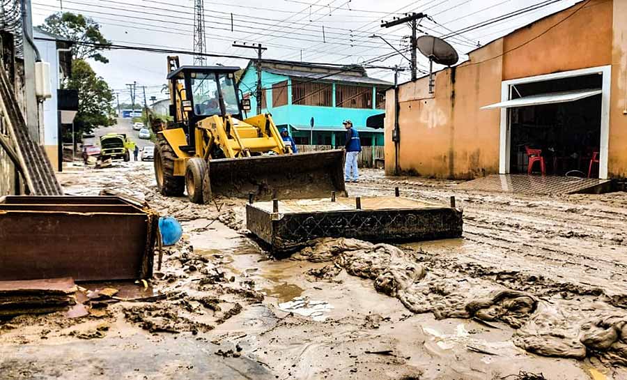 Retirada de entulho em bairros após vazante do Rio Acre é suspensa neste domingo e volta na segunda com mutirão