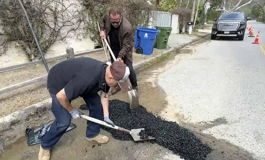 Arnold Schwarzenegger tapa buraco de estrada em Los Angeles