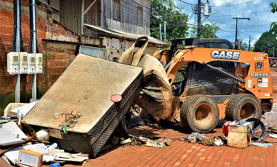 Equipes da Operação Pós-alagação fazem limpeza e retiram entulhos de ruas da Baixada da Habitasa