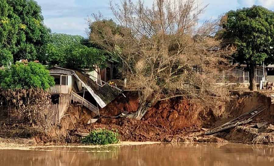 Bar tradicional de Rio Branco é levado por desbarrancamento do rio após enchente: ‘muito triste’, diz proprietário