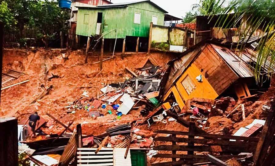 Casas desmoronam na Cidade Nova com chuvas da madrugada