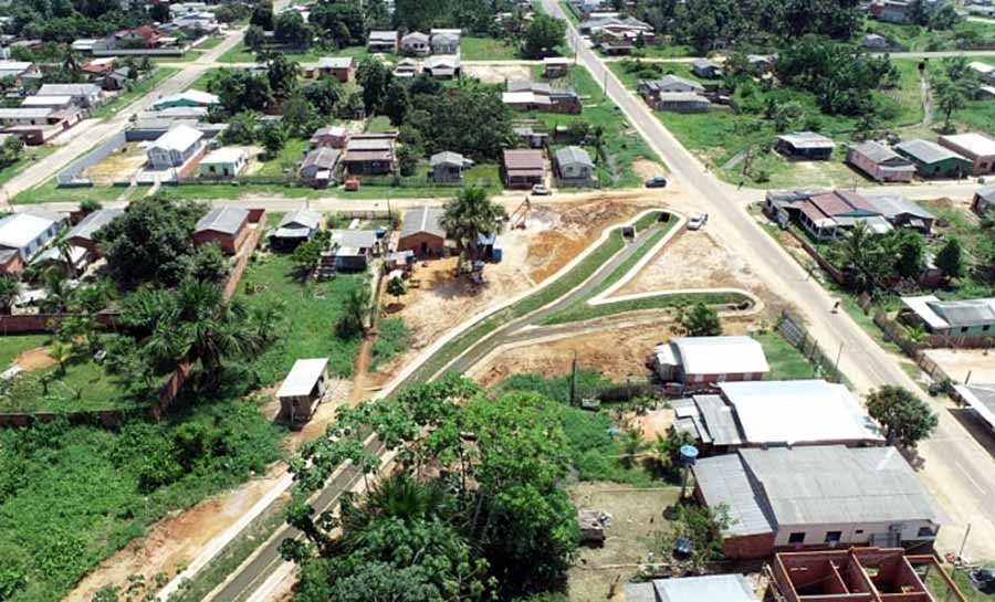 Cidade de 20 mil habitantes na fronteira do Acre com o Peru contrata show de Amado Batista por R$ 310 mil