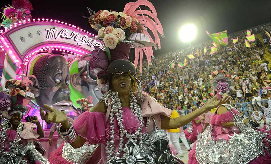 Mangueira faz 95 anos e lança título do enredo em homenagem a Alcione