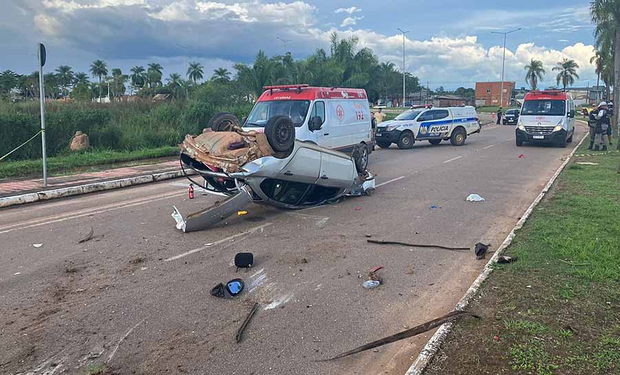 Jovem sem CNH fica ferido após perder controle do carro e capotar em Rio Branco