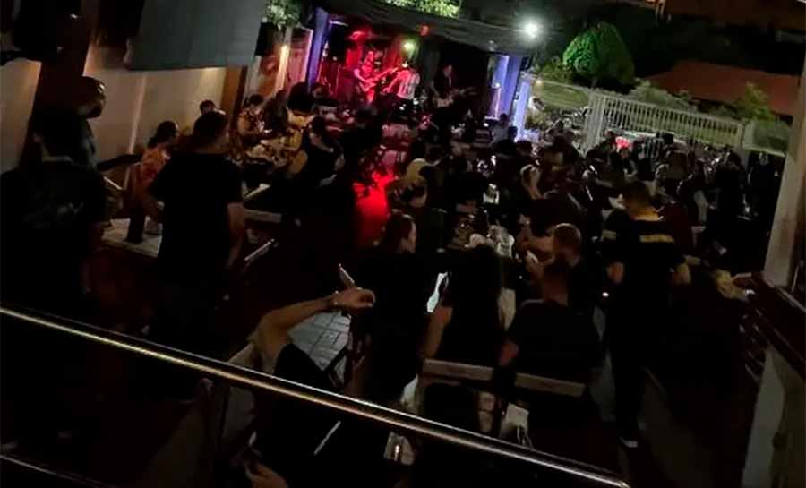 Inspirada nas coletâneas de Love Metal, banda faz show para comemorar Dia dos Namorados no AC