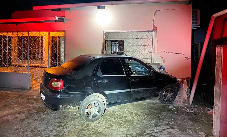 Embriagada, jovem tenta atropelar companheiro e derruba muro de casa no interior do Acre