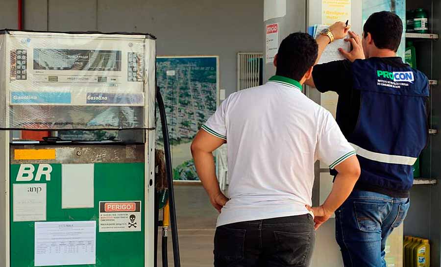 Procon notifica sindicato e postos de combustíveis para garantir redução de preços nas bombas