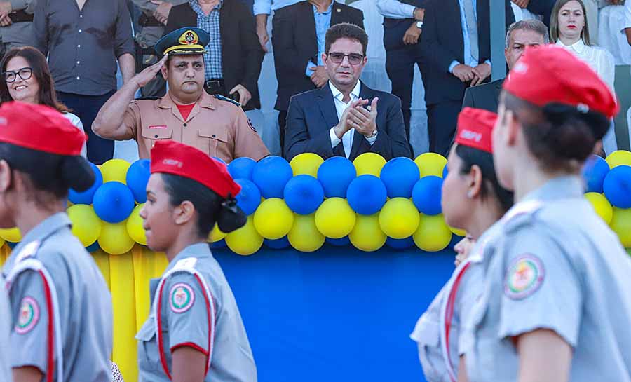 Governador Gladson Cameli prestigia desfile em comemoração dos 46 anos de Mâncio Lima