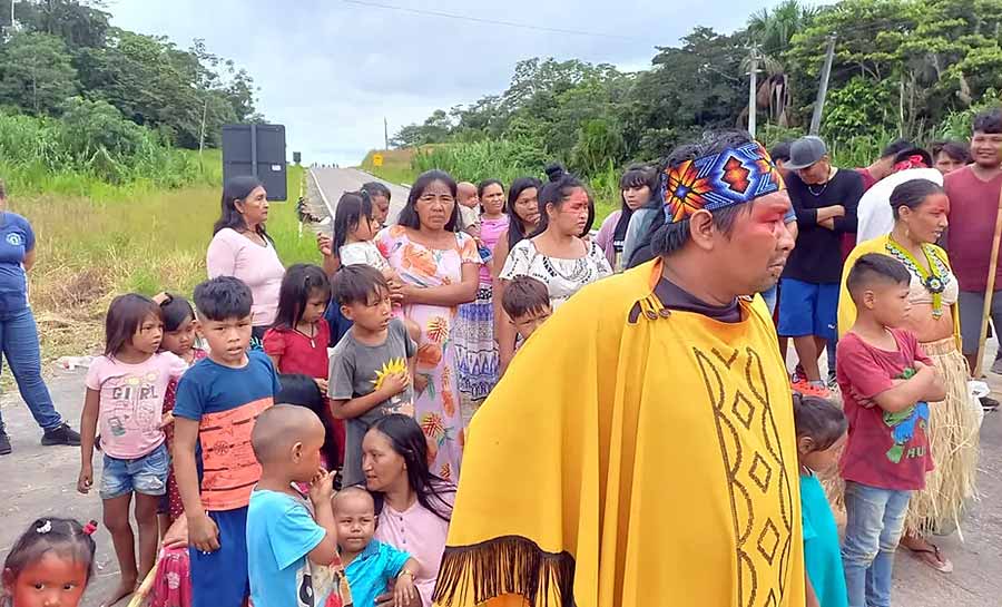 Indígenas bloqueiam rodovia no Acre em manifestação contra marco temporal