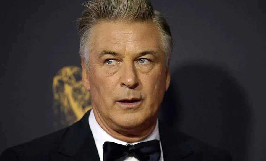 Alec Baldwin é acusado de homicídio culposo por morte em filmagem