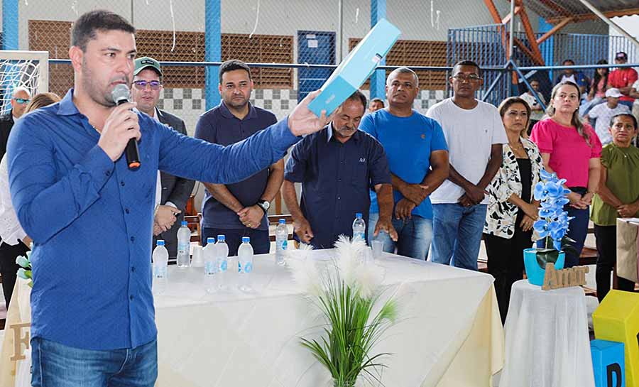 No Bujari, Nicolau participa da entrega de kits escolares para alunos da rede estadual