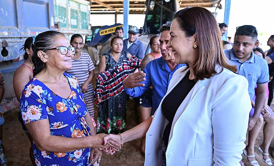 Governo do Acre entrega escavadeira hidráulica e cestas básicas, em Manoel Urbano