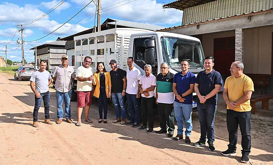 Em Feijó, governo entrega veículo para apoiar trabalho de moveleiros