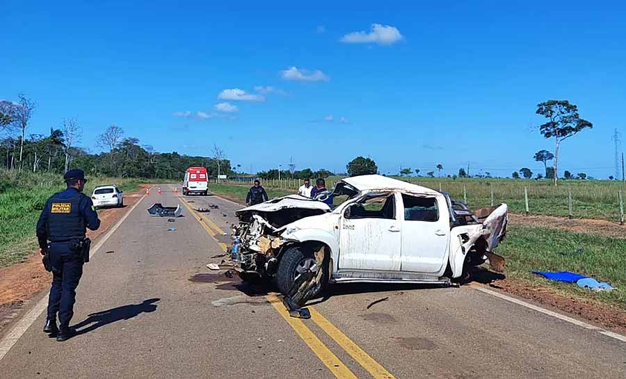 Idosa morre após filho bater em buraco e capotar caminhonete em rodovia no Acre