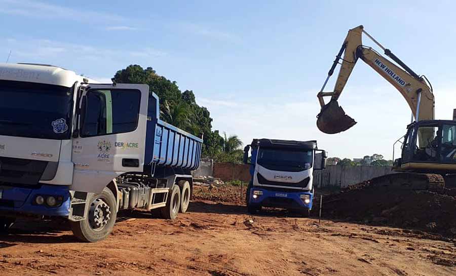 Deracre trabalha na terraplanagem do novo prédio da Controladoria-Geral do Acre