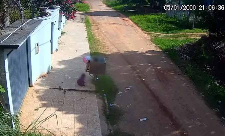 Vídeo mostra crianças revirando lixeira em busca de alimento em Rio Branco e imagens repercutem na web: ‘tristeza’