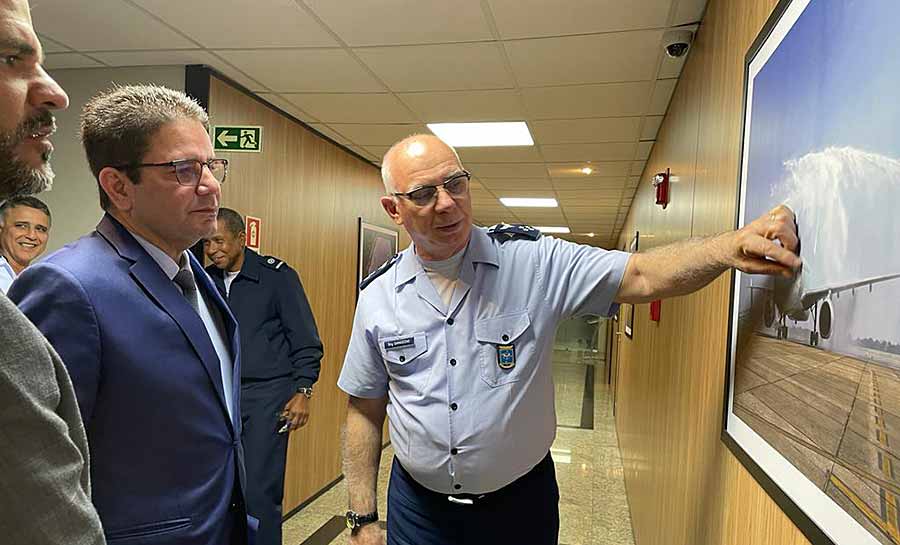 Gladson Cameli busca apoio para infraestrutura aérea com o comandante da Aeronáutica e destaca show da Esquadrilha da Fumaça no Acre